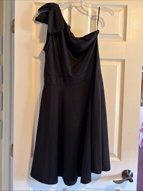 Elegant Black One-Shoulder Women’s Dress